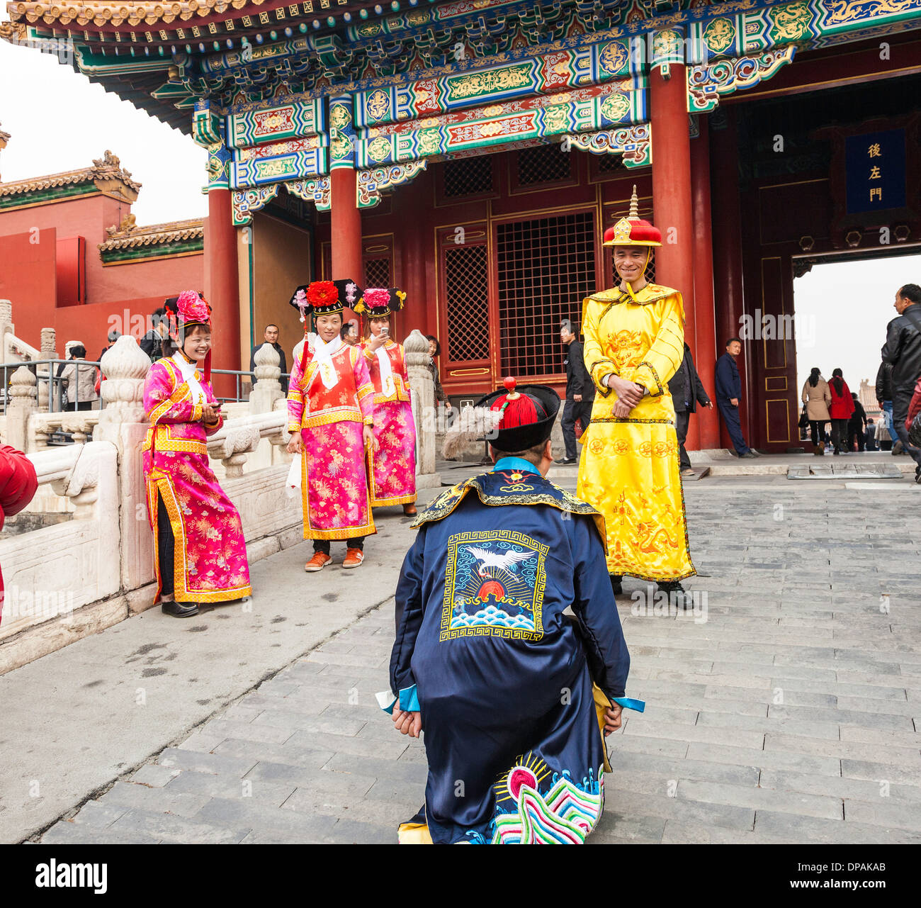 La Chine tradition chinoise robe ou costume de ceremonie de mariage comme on l a vu a Pekin dans la Cite Interdite Photo Stock Alamy
