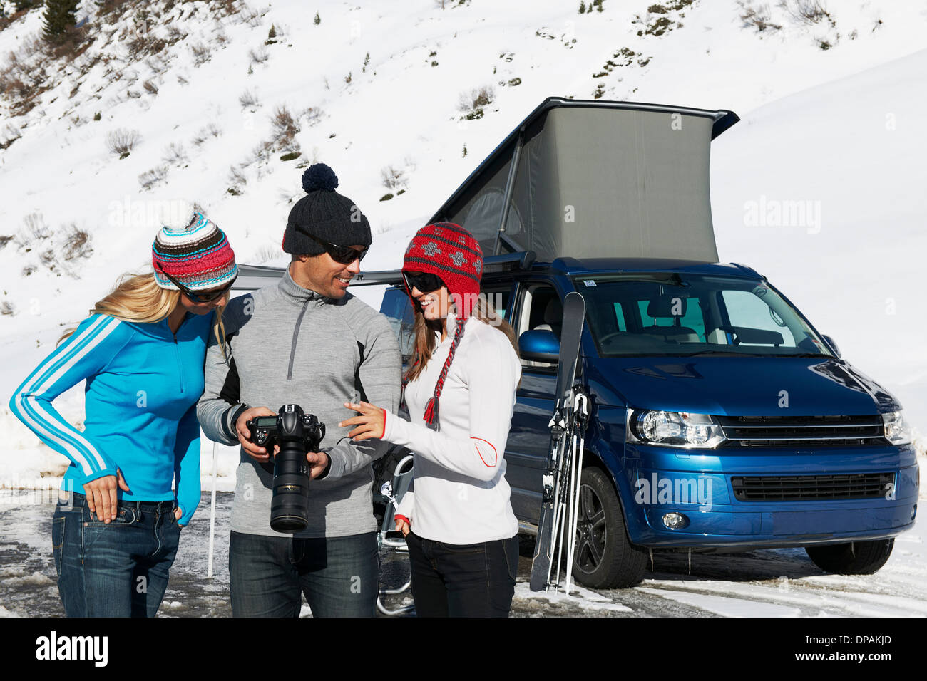 Trois amis avec un appareil photo, Obergurgl, Austria Banque D'Images