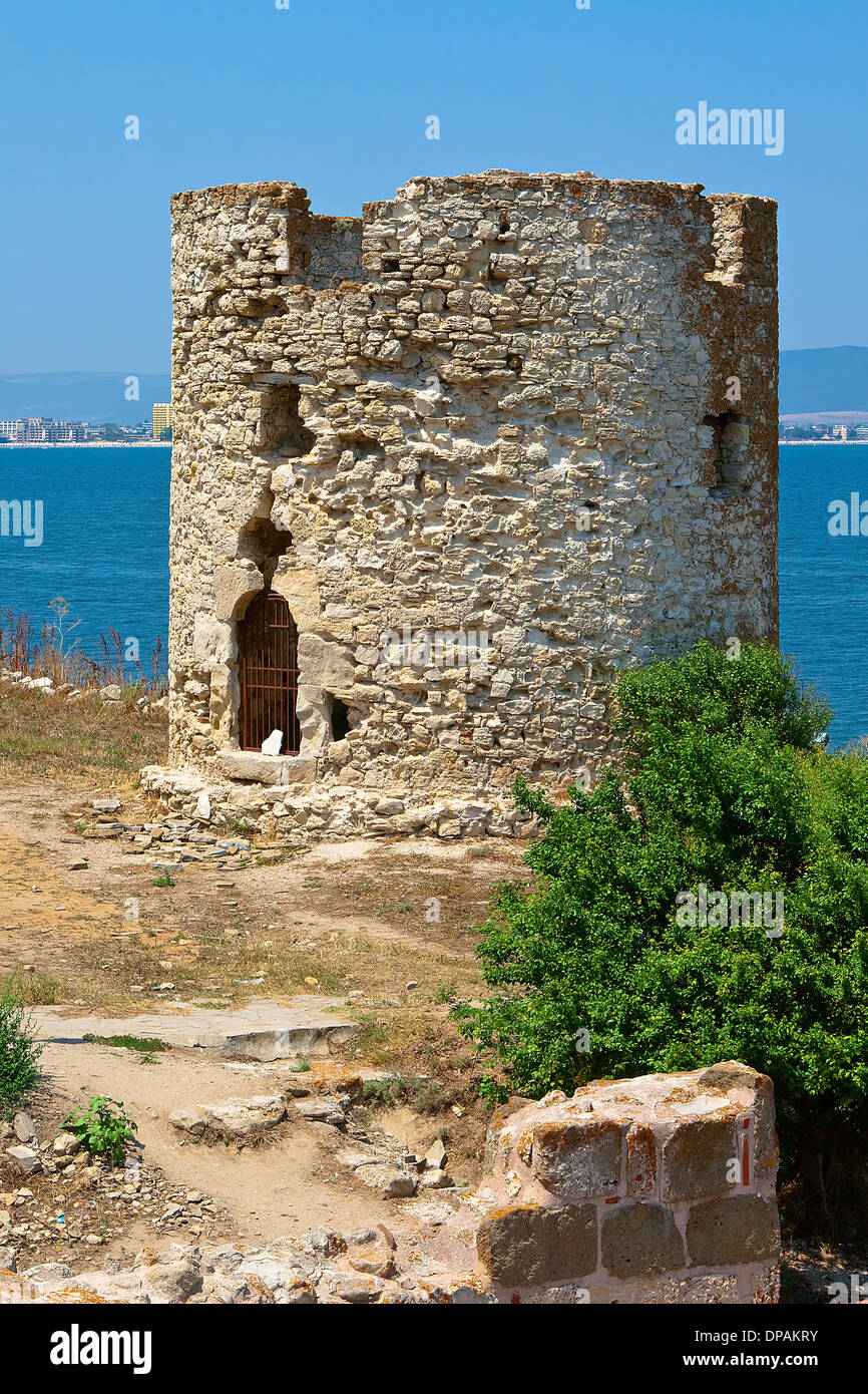 Les ruines de l'ancien moulin en pierre Nessebar. La Bulgarie. Banque D'Images