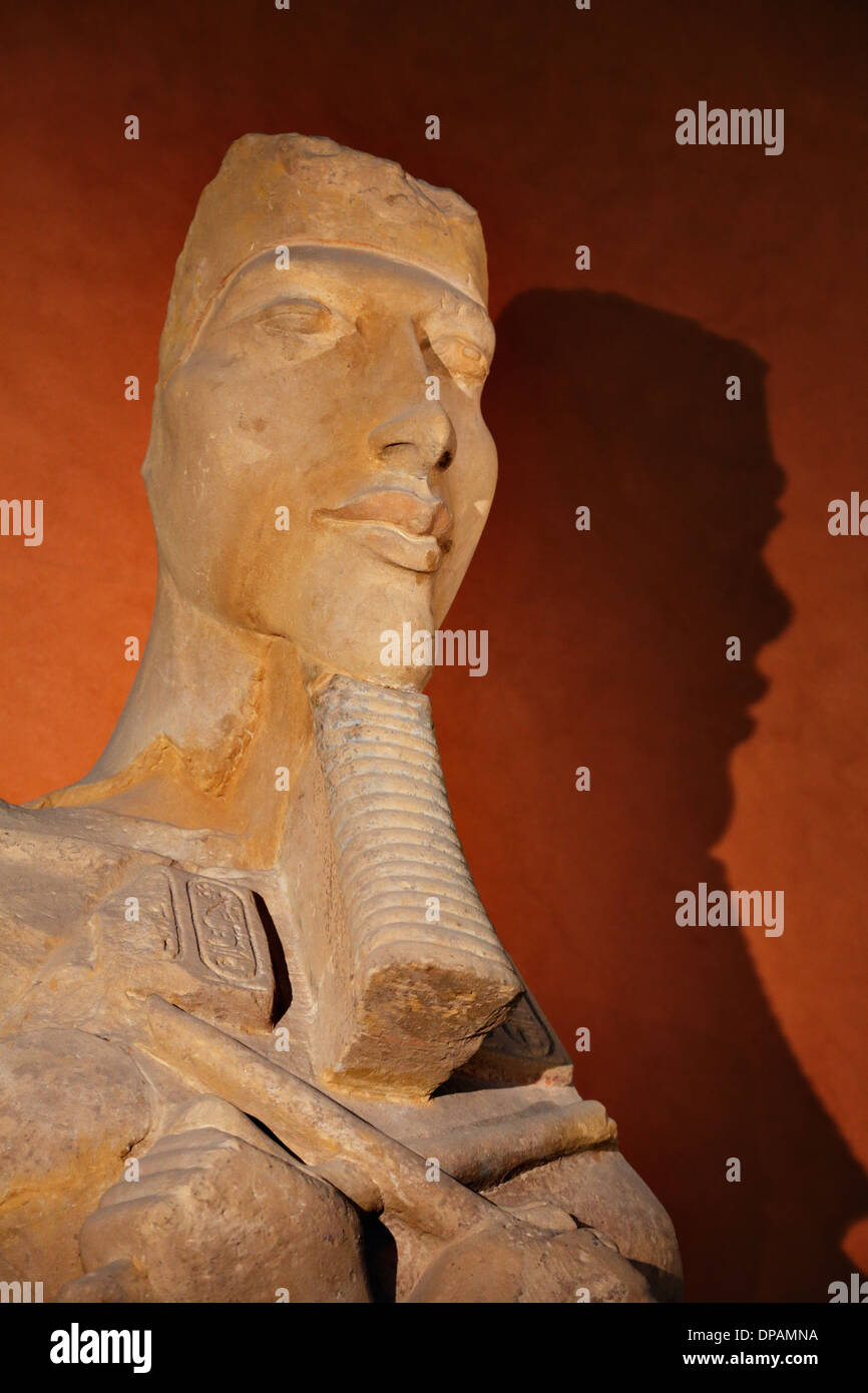 Une vieille sculpture égyptienne montrant un masque d'un pharaon Banque D'Images