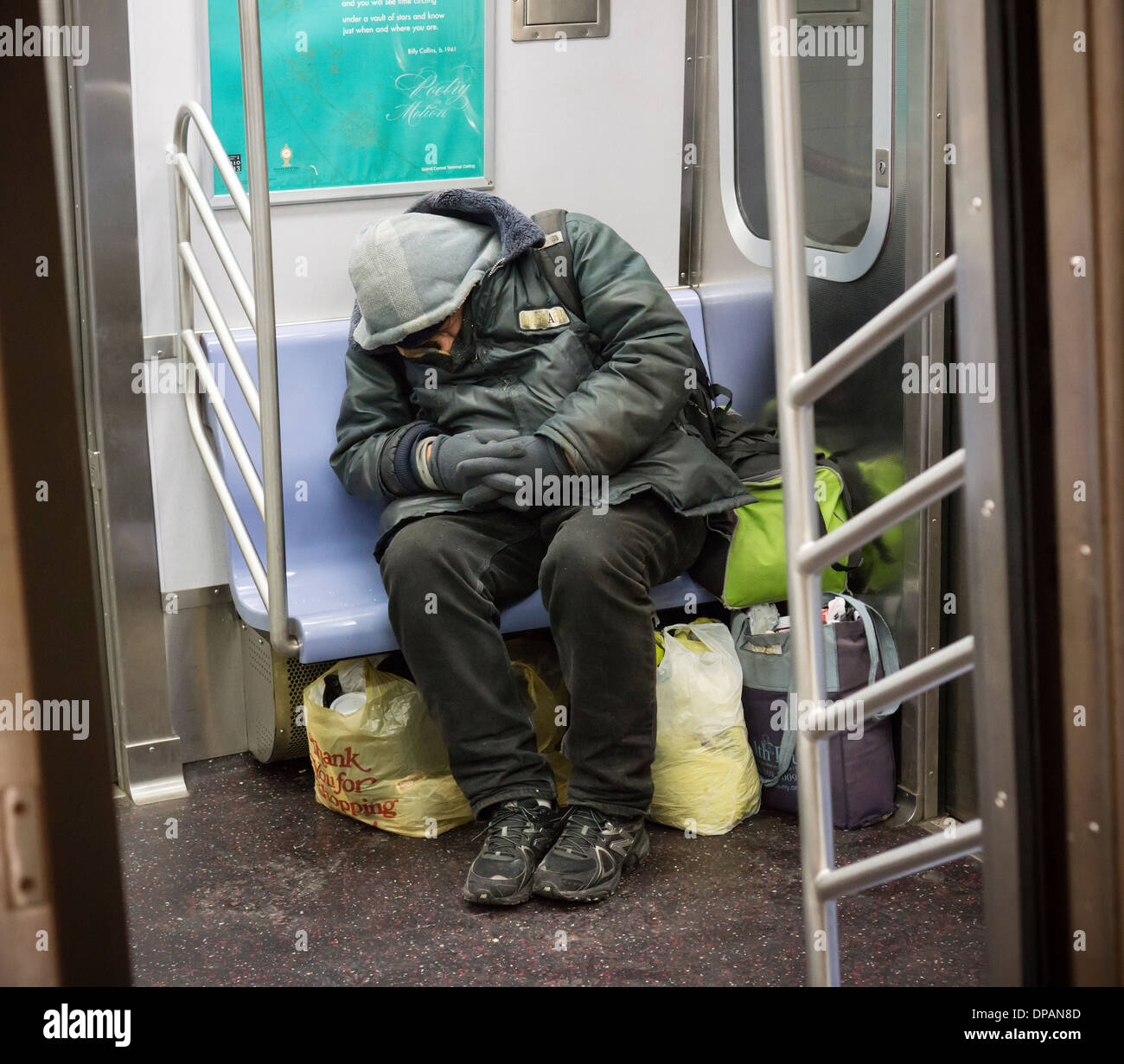 L'onu-domicilié (sans-abri) les individus échapper au froid dans le métro à New York Banque D'Images