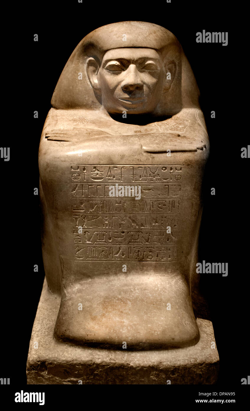 L'homme accroupi (m3) offrant la statue du roi au profit d'un employé nommé Abydos Egypte 1790-1700 av. Banque D'Images