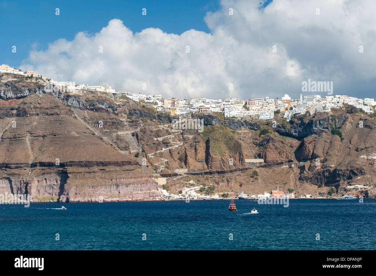 Vue sur le vieux port et village de Fira sur l'île grecque de Santorin. Banque D'Images