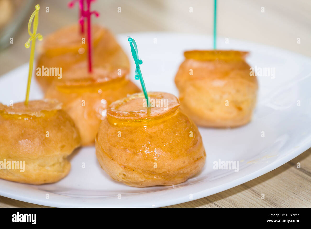 Dessert gâteau juteux doux prêt à manger. Niveaux Banque D'Images