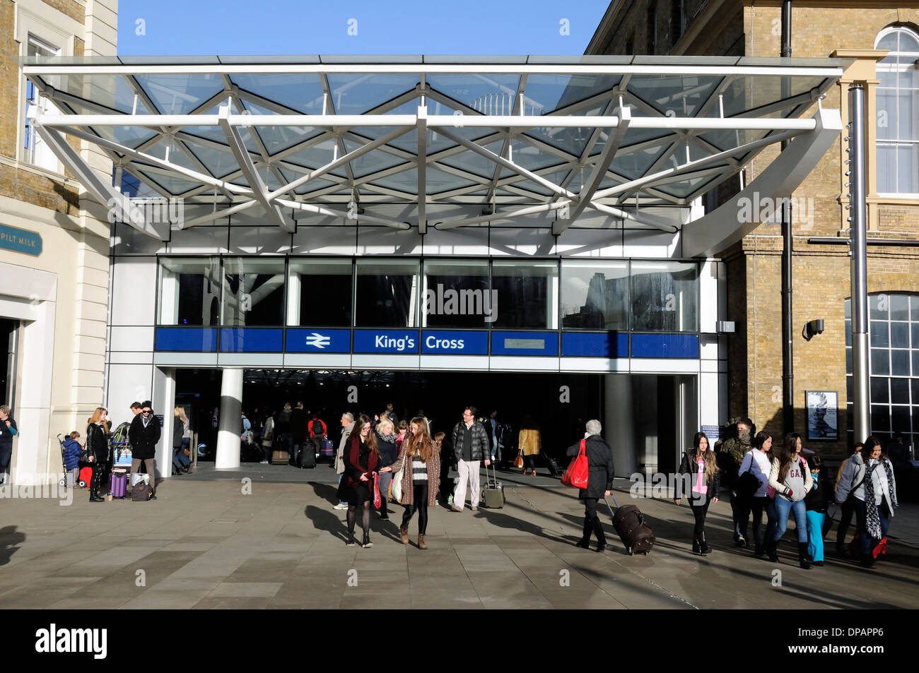 Les gens quittant la gare de King's Cross, London England UK Banque D'Images