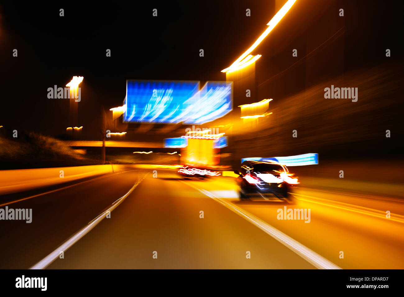 Une impression de style photo de mouvement du trafic sur une autoroute de nuit Banque D'Images