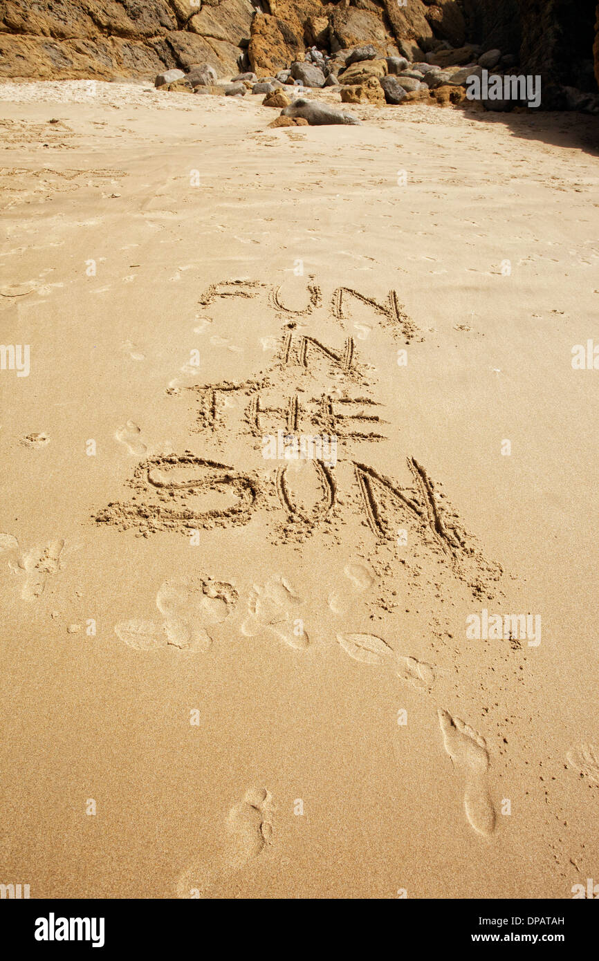 Message ou message d'écrit dans le sable à la plage Banque D'Images