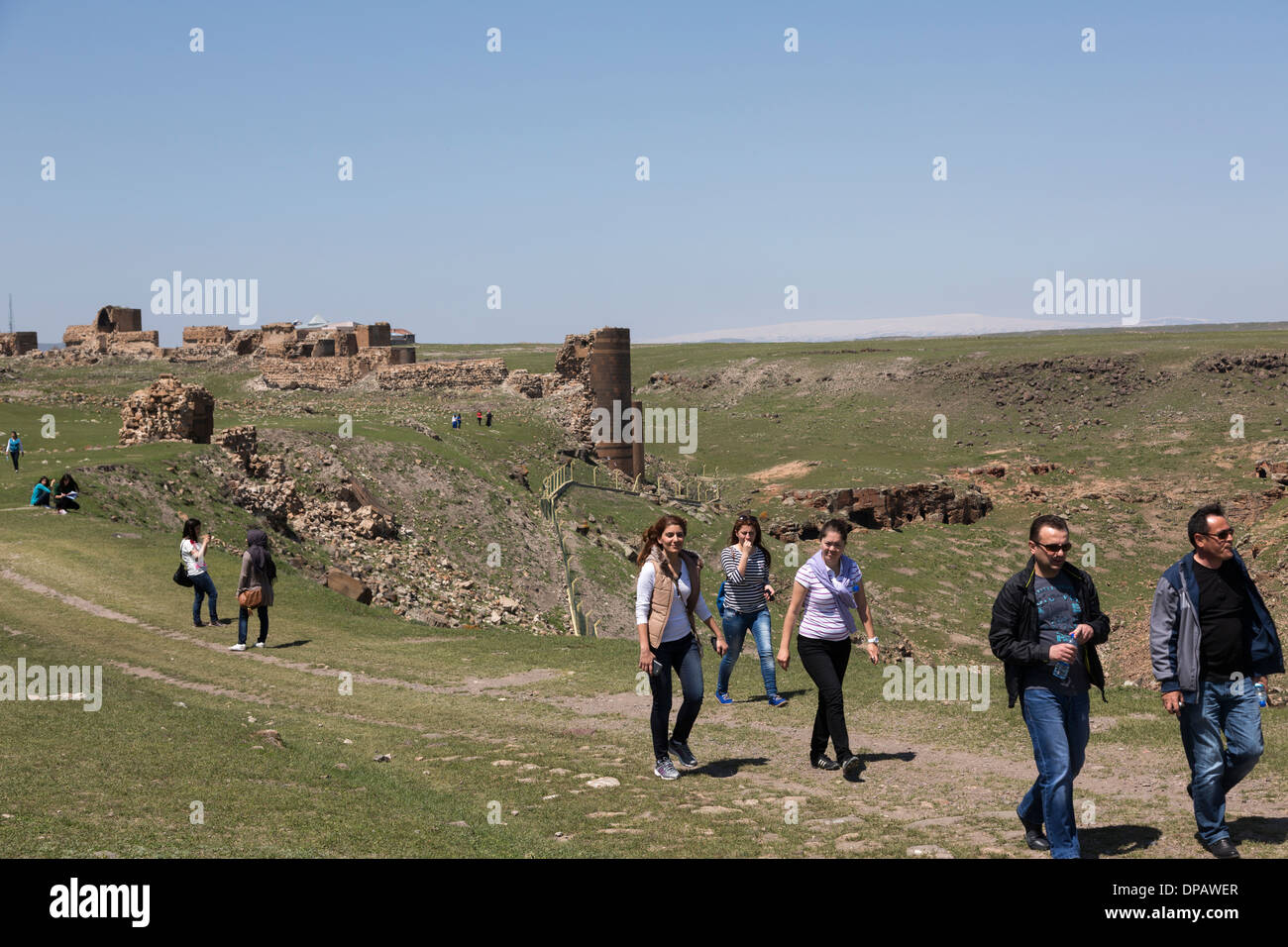 Professeur d'architecture et d'étudiants sur visite de la ville en ruines d'Ani, Turquie Banque D'Images