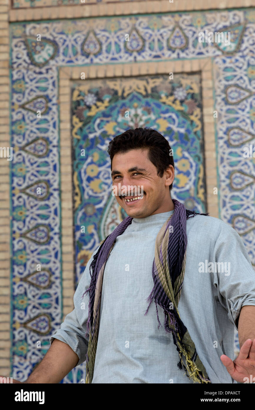 En face de l'homme afghane 20e siècle pose de carreaux, mosquée de vendredi, Herat, Afghanistan Banque D'Images