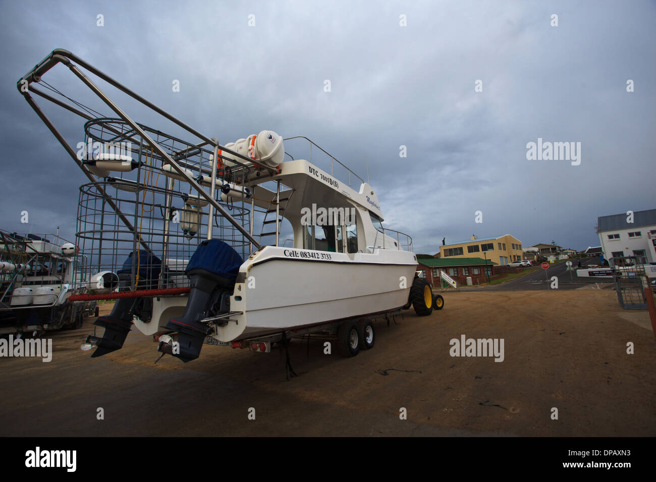 Bateau transportant cage de plongée avec requins sur remorque à la marina de Ganis Bay, Afrique du Sud Banque D'Images