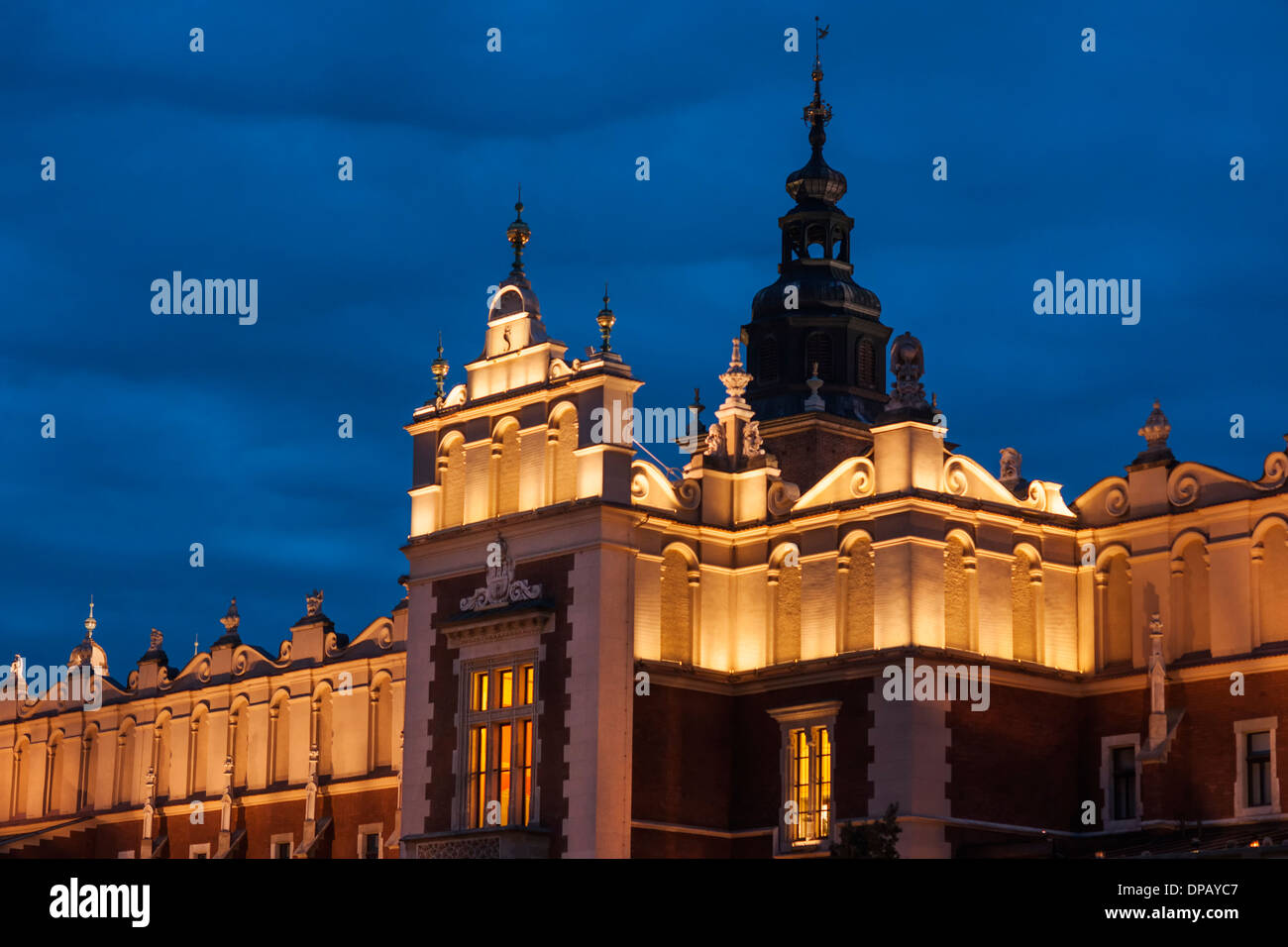 Bâtiment de la Halle aux draps et tour de l'horloge illuminée la nuit dans le Vieux Carré, Rynek Glowny, Cracovie, Pologne, Europe Banque D'Images