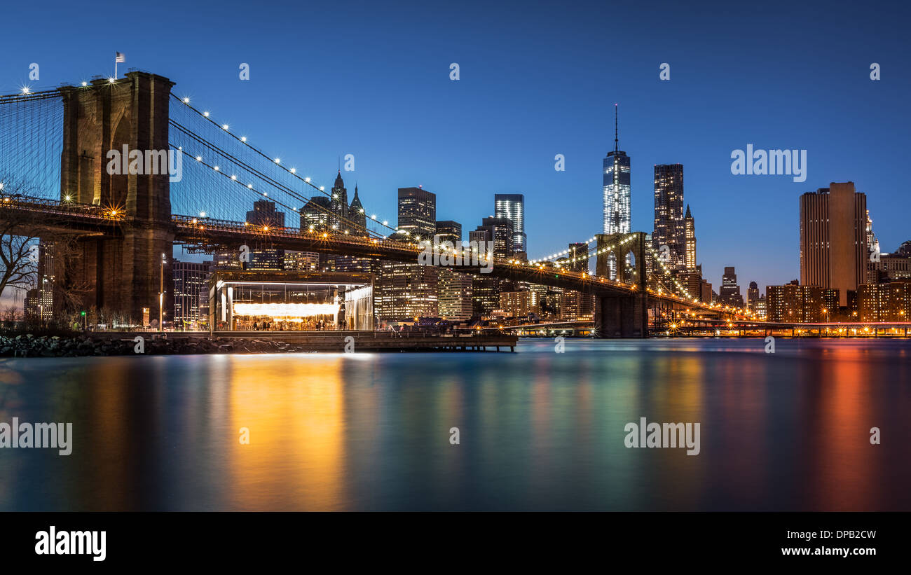 Pont de Brooklyn au crépuscule vue depuis le pont de Brooklyn Park à New York. Banque D'Images