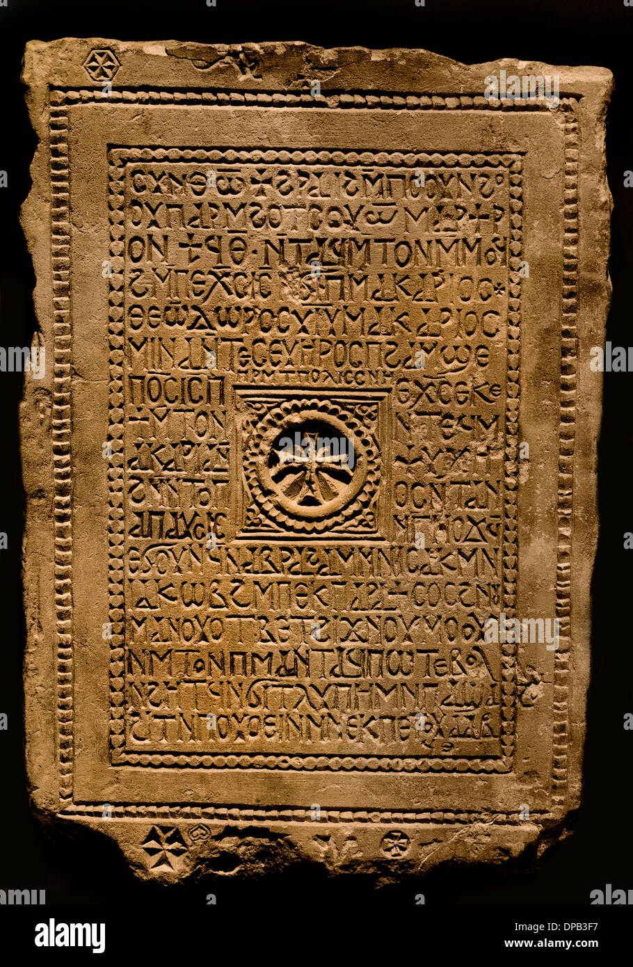 Theodore pierre tombale gravée d'une croix et d'un texte de langue Egypte Esna 26 février 983 calcaire Chrétienne Copte Catholique Banque D'Images