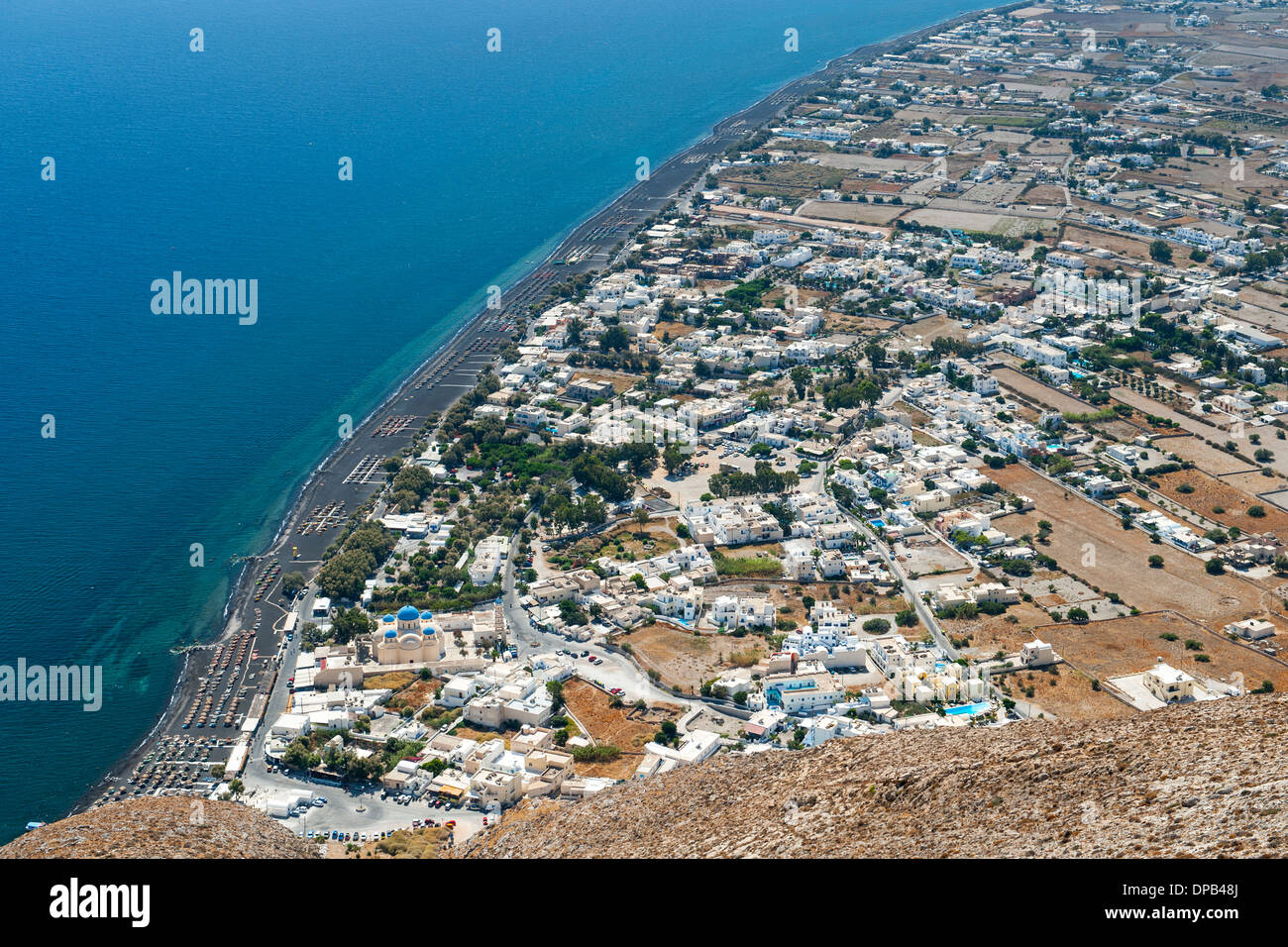 Vue depuis la montagne Messavouno sur la plage et le village de Perissa et Perivolos de la région sur l'île grecque de Santorin. Banque D'Images
