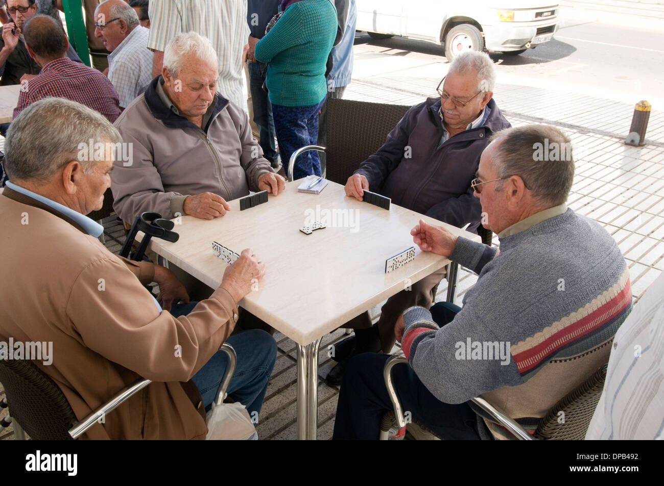 Domino domino's old men playing homme jouer espagne espagnol en bar Banque D'Images