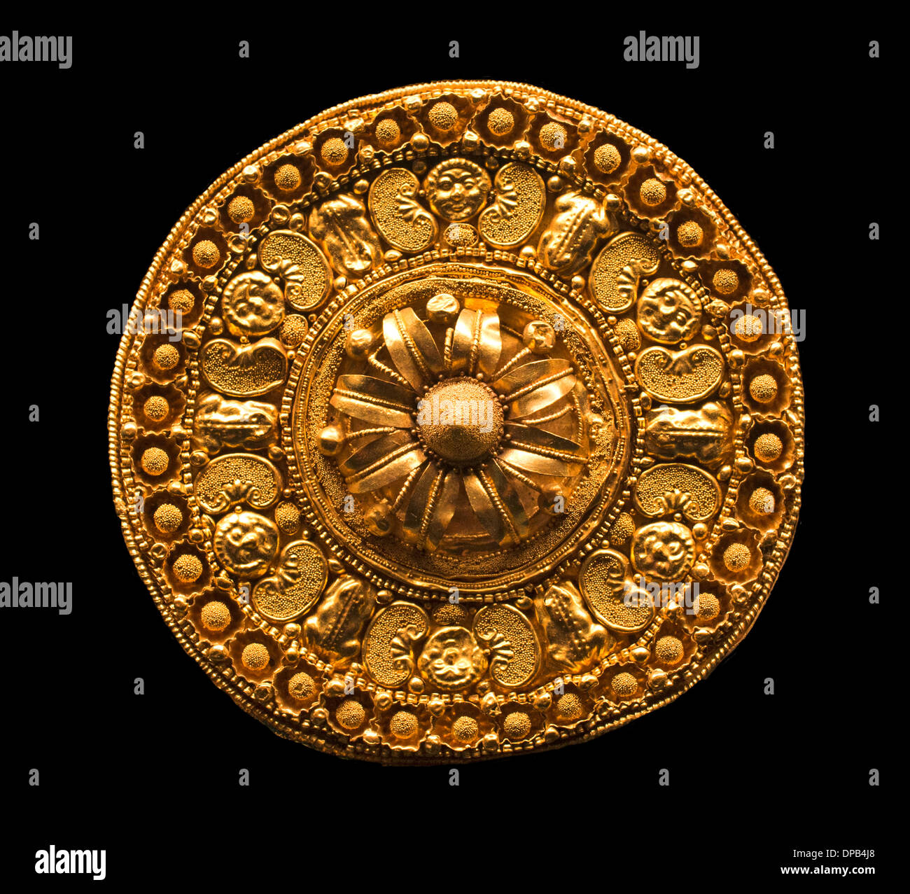 Disque grec earring filigrane technologie granule palmettes Crapaud Gorgone chefs formant un ruban d'or de bijoux 4 siècle avant J.-C. La Grèce Banque D'Images