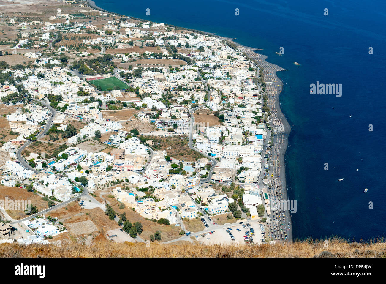 Vue du village et de la plage de Kamari, sur l'île grecque de Santorin. Banque D'Images