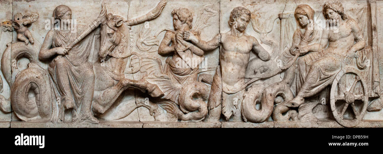 Panneau de frise en marbre romain Autel de Domitius Ahenobarbus procession nuptiale mythologique Neptune et Amphitrite IIe siècle av. J.-C.   Glyptothèque de Munich en Allemagne Banque D'Images