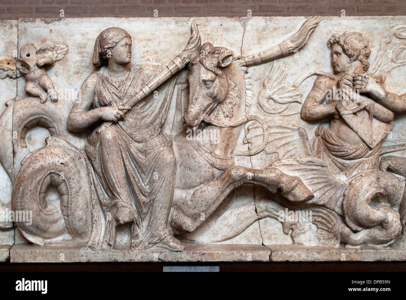 Panneau de frise en marbre romain Autel de Domitius Ahenobarbus procession nuptiale mythologique Neptune et Amphitrite IIe siècle av. J.-C.   Glyptothèque de Munich en Allemagne Banque D'Images