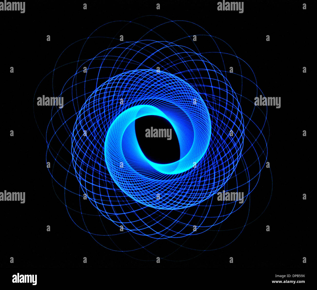 Une longue exposition abstract blue light trail spiral Banque D'Images