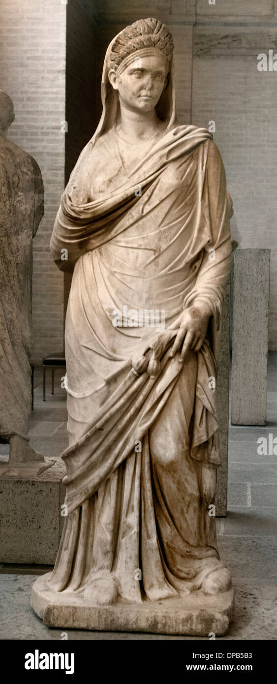 Statue sculpture femme romaine 100ANNONCE Rome Italie Museum Banque D'Images