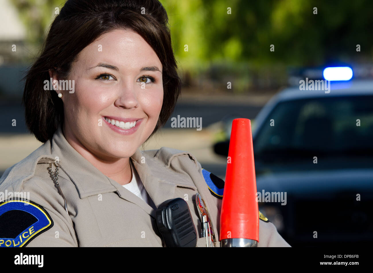 Un agent de police avec sa lampe de contrôle de la circulation. Banque D'Images