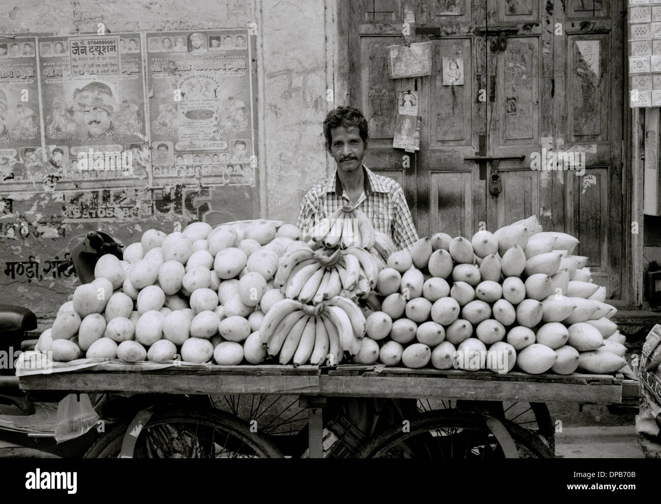 Un vendeur de fruits au marché de décrochage à Udaipur au Rajasthan en Inde en Asie du Sud. Les aliments du commerce Entreprise Portrait des marchés de rue la vie urbaine de l'Occupation Banque D'Images