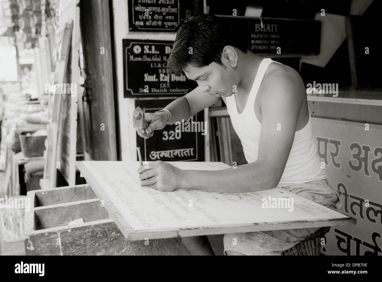 La photographie de voyage - un tailleur au travail à Udaipur au Rajasthan en Inde en Asie du Sud. Artisan d'Art en pierre Occupation Mason Reportage Personnes Banque D'Images