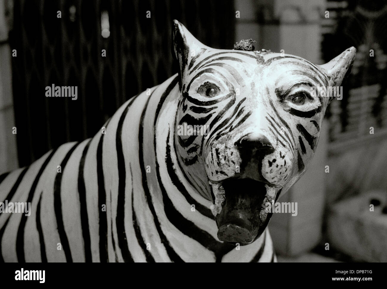 La photographie de voyage - sculpture Tigre à Udaipur au Rajasthan en Inde en Asie du Sud. Animal Animaux de la faune sauvage sacré Art tigres Banque D'Images