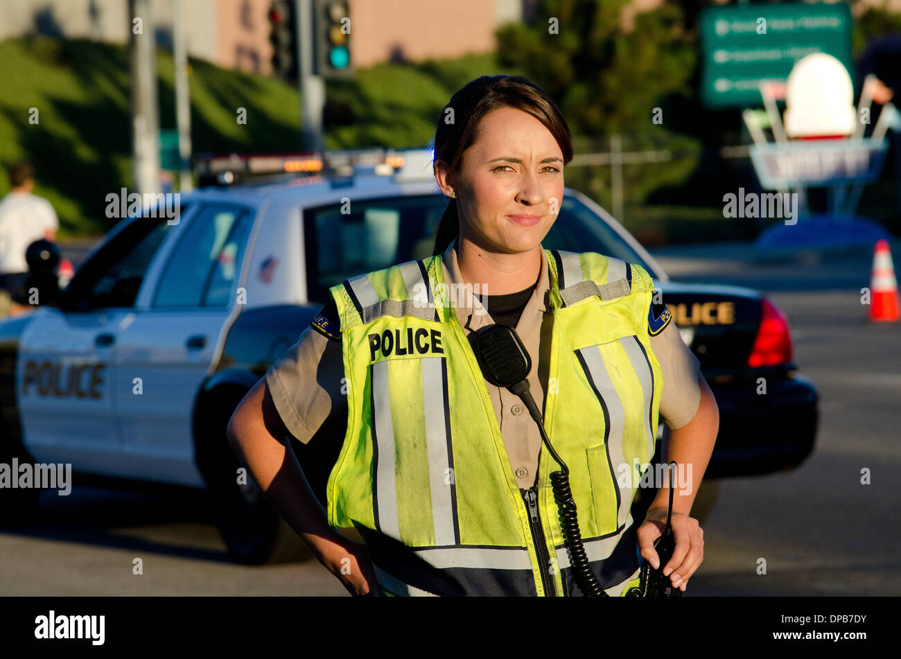 Une femme agent de police du regard et à de graves lors d'un changement de contrôle de la circulation. Banque D'Images