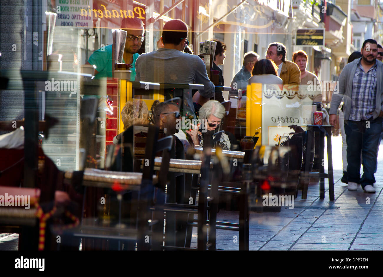 Occupé à l'espagnol avec des gens sur la rue terrasse reflète dans la fenêtre de verre. Fuengirola, Espagne. Banque D'Images