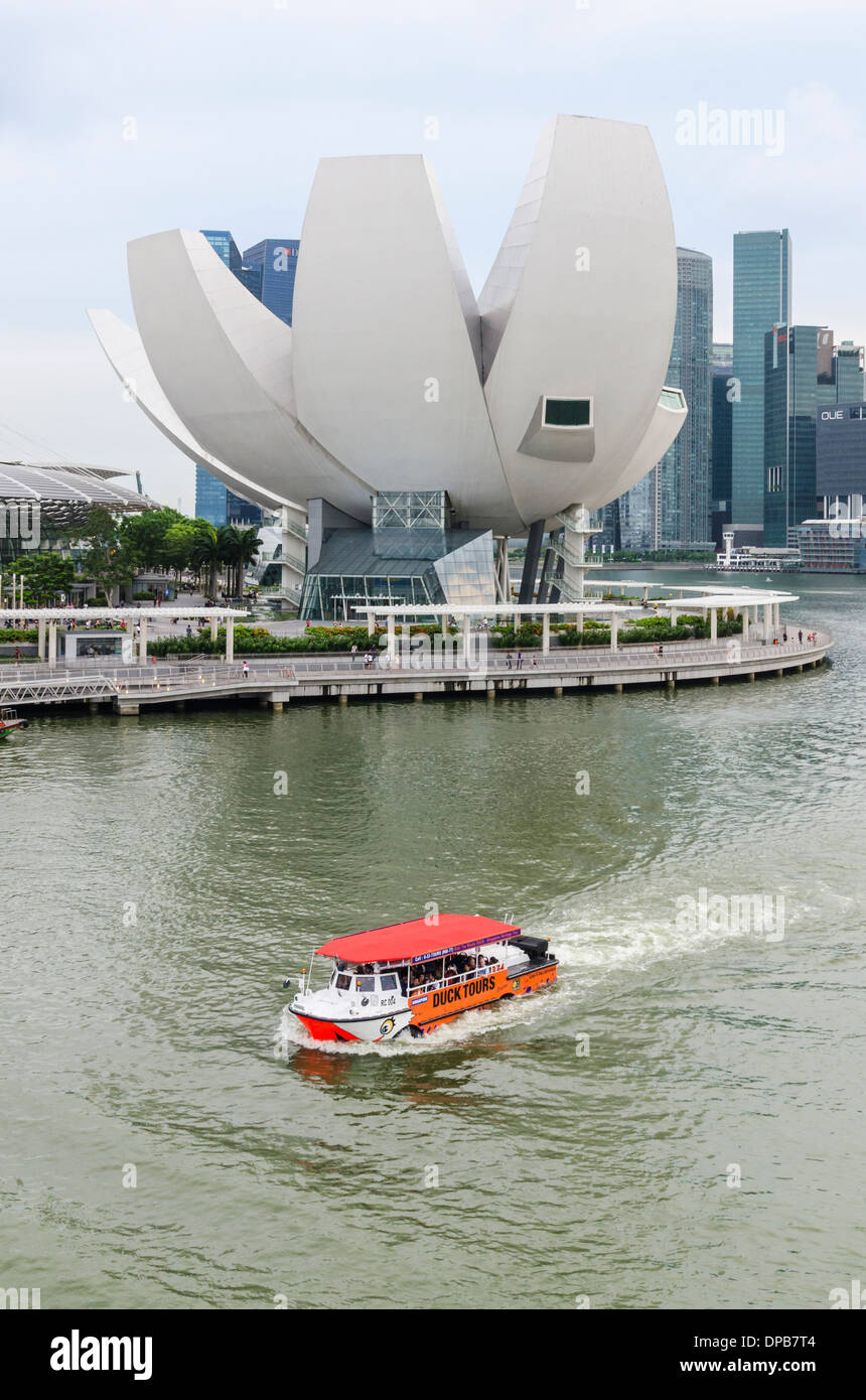 Singapour Ducktours véhicule amphibie en face de l'ArtScience Museum, Singapour Banque D'Images