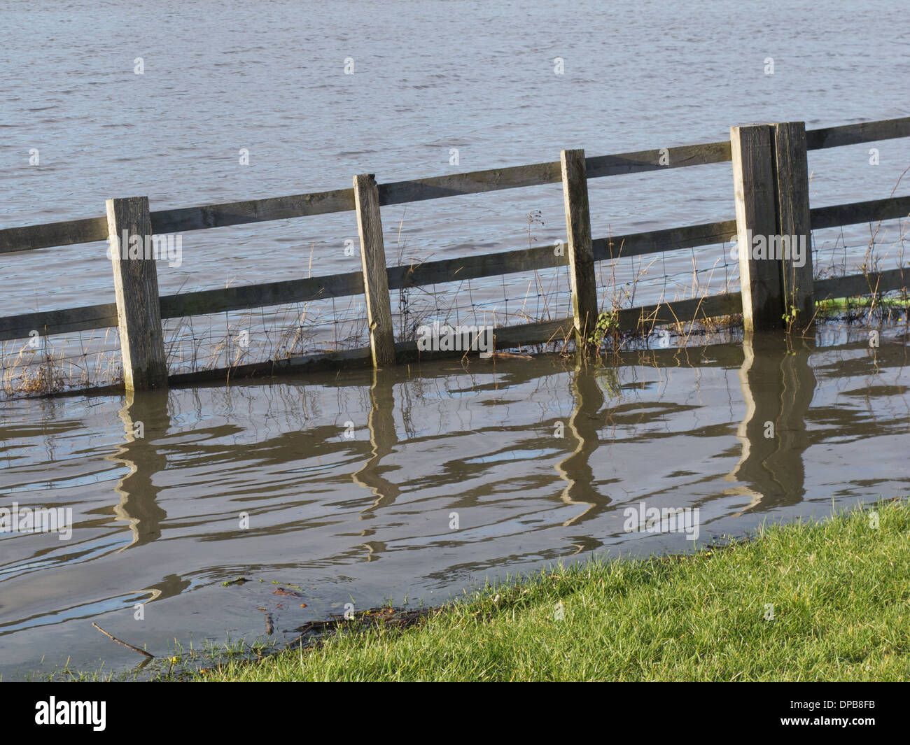 Sentier inondé de Bradville, Milton Keynes, Buckinghamshire, Angleterre. Banque D'Images