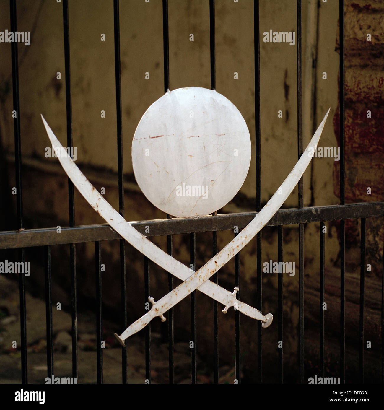 Symbolique des épées croisées à Udaipur au Rajasthan en Inde en Asie du Sud. Banque D'Images