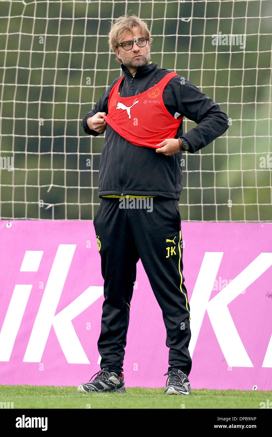 L'entraîneur-chef du Borussia Dortmund JÜRGEN KLOPP met sur une veste au  cours de sa session d'entraînement de l'équipe de La Manga, en Espagne, le  10 janvier 2014. Club de Football Bundesliga Borussia