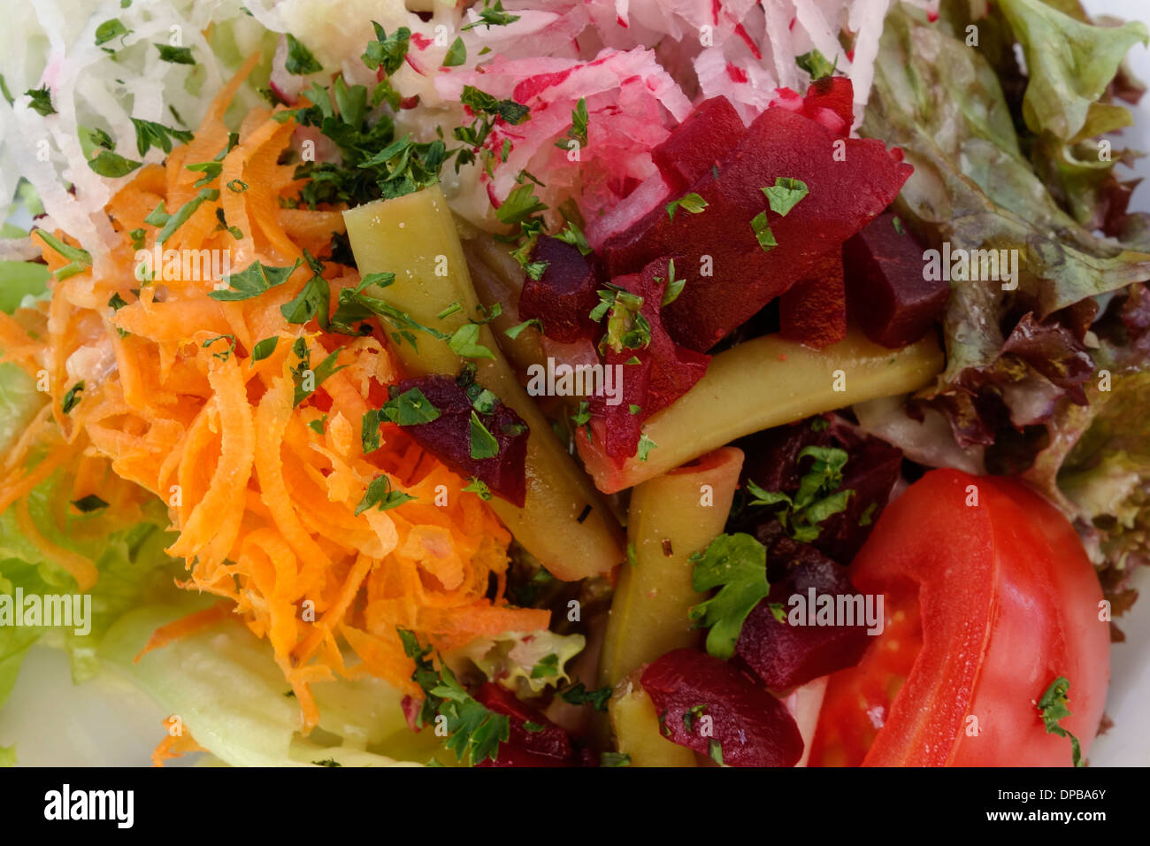 Mélange de salade, de légumes crus. Banque D'Images