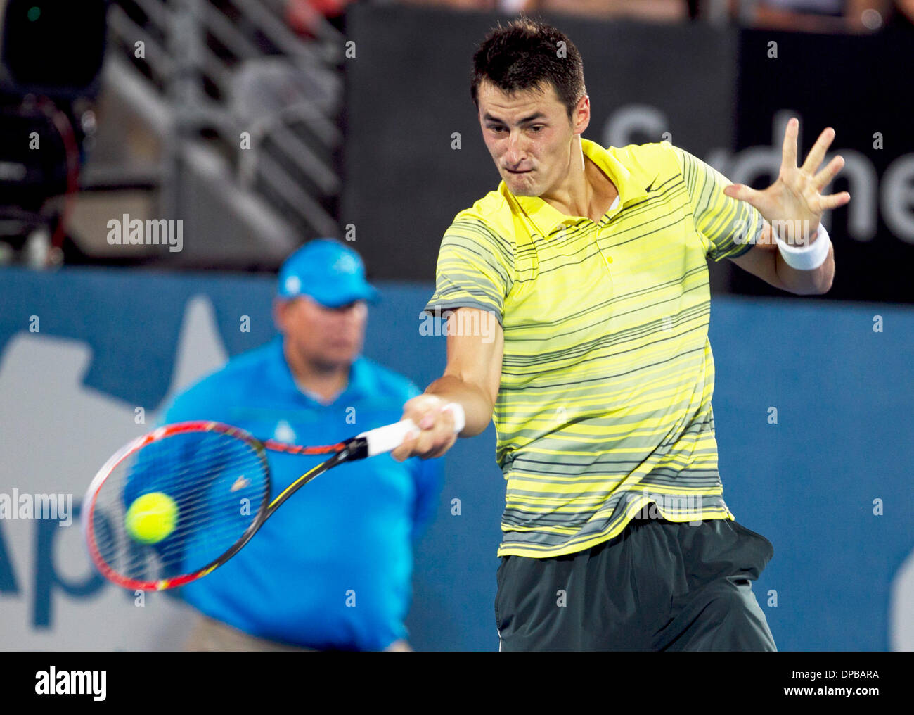 Sydney, Australie. Jan 11, 2014. Bernard Tomic d'Australie renvoie la balle pendant le dernier match du tournoi contre Juan Martin Del Potro de l'Argentine à la Sydney tournoi international de tennis, à Sydney, Australie, le 11 janvier 2014. Bernard Tomic a perdu le match avec 0-2. Credit : Jin Linpeng/Xinhua/Alamy Live News Banque D'Images