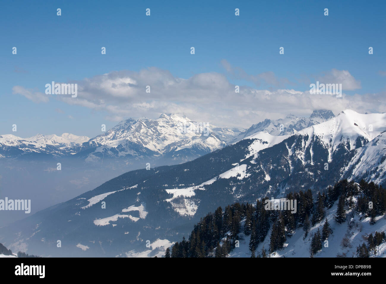 Panorama de montagne à le long du Val d'Illiez du village de Champoussin une partie des Portes du Soleil Valais Suisse Banque D'Images