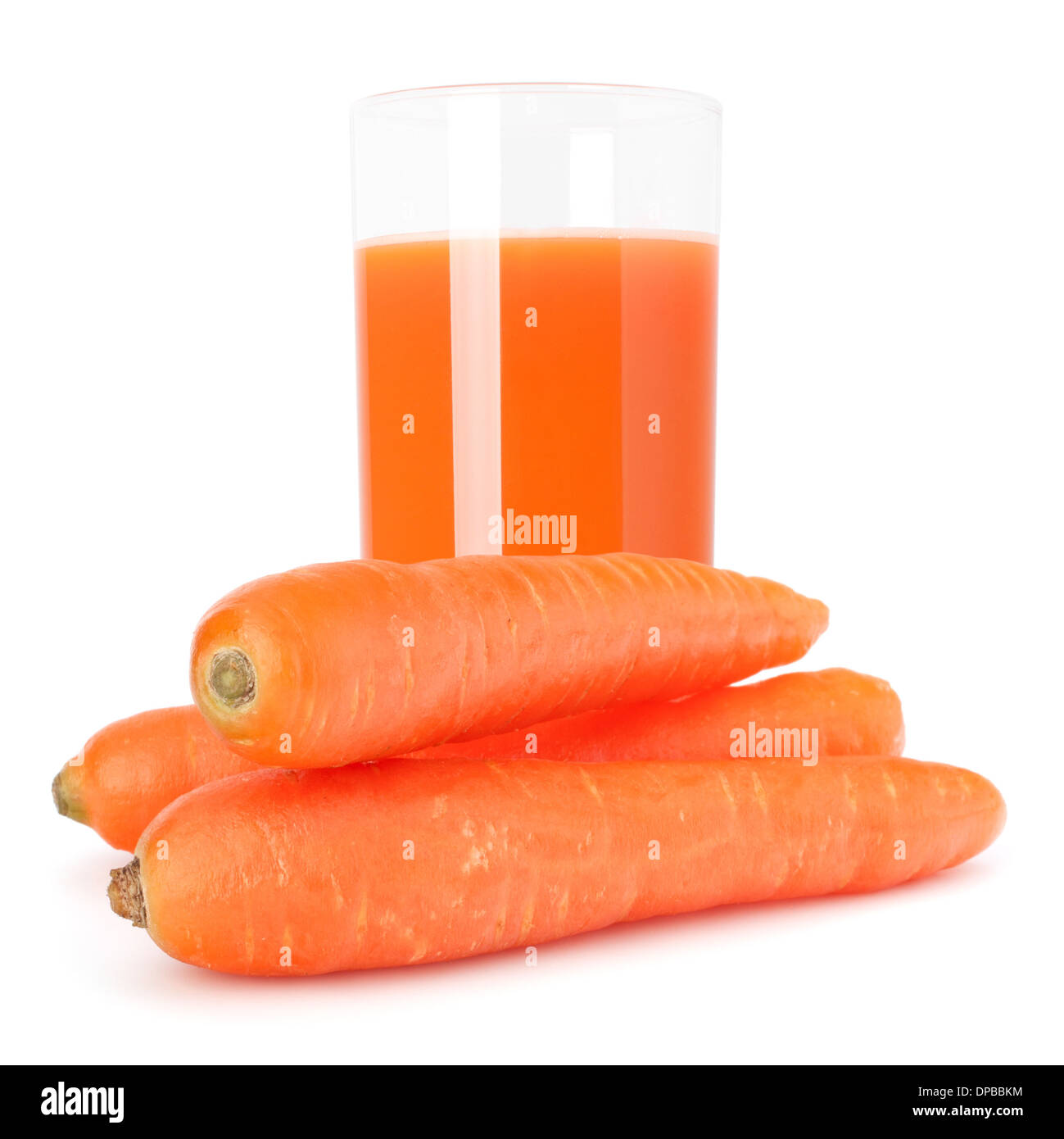 Verre de jus de carottes et de carotte tubercules isolé sur fond blanc Banque D'Images