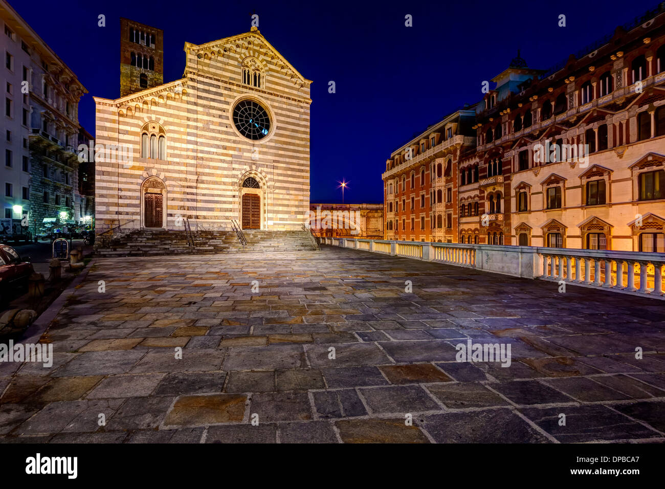 L'Italie, Gênes, Piazza de Santo Stefano, Église Santo Stefano dans la nuit Banque D'Images