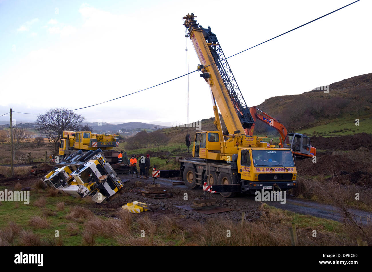 11 janvier 2014 Ardara County Donegal en Irlande. Un cinquante tonnes grue, un Grove GMK3060, qui est tombé dans un fossé plus tôt cette semaine a été récupéré aujourd'hui à l'aide de deux grues et autres machines similaires à travers la frontière dans Strabane en Irlande du Nord. Photo par:Richard Wayman Banque D'Images