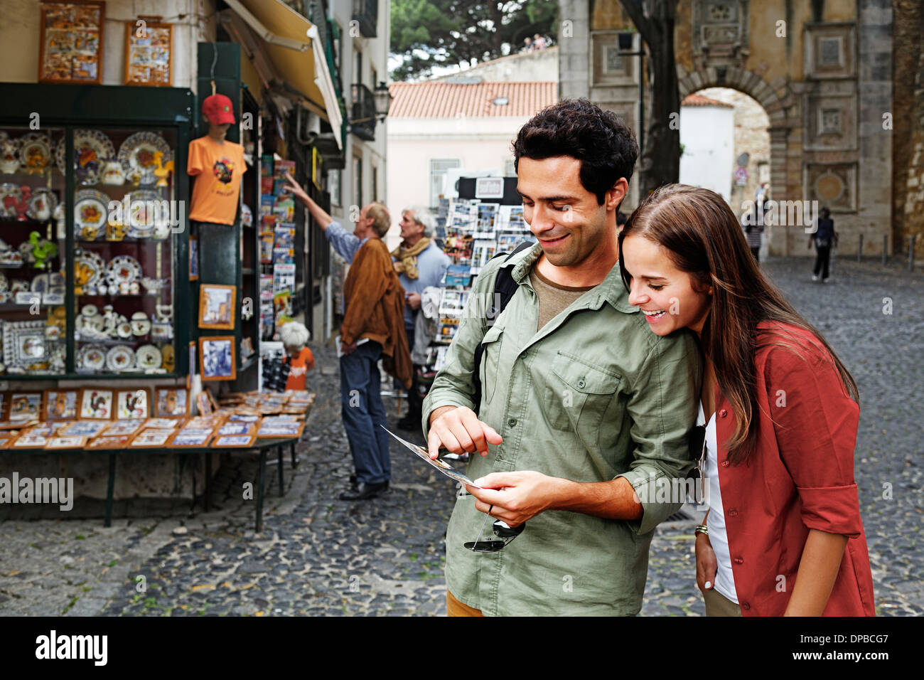 Le Portugal, Lisboa, Baixa, Rossio, young couple looking at postcard Banque D'Images