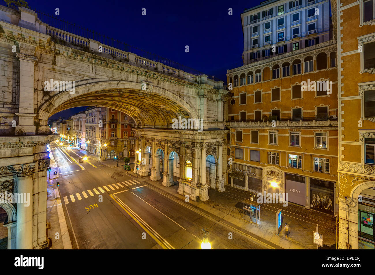 L'Italie, Gênes, rue commerçante Via XX Settembre avec Ponte monumentale dans la nuit Banque D'Images