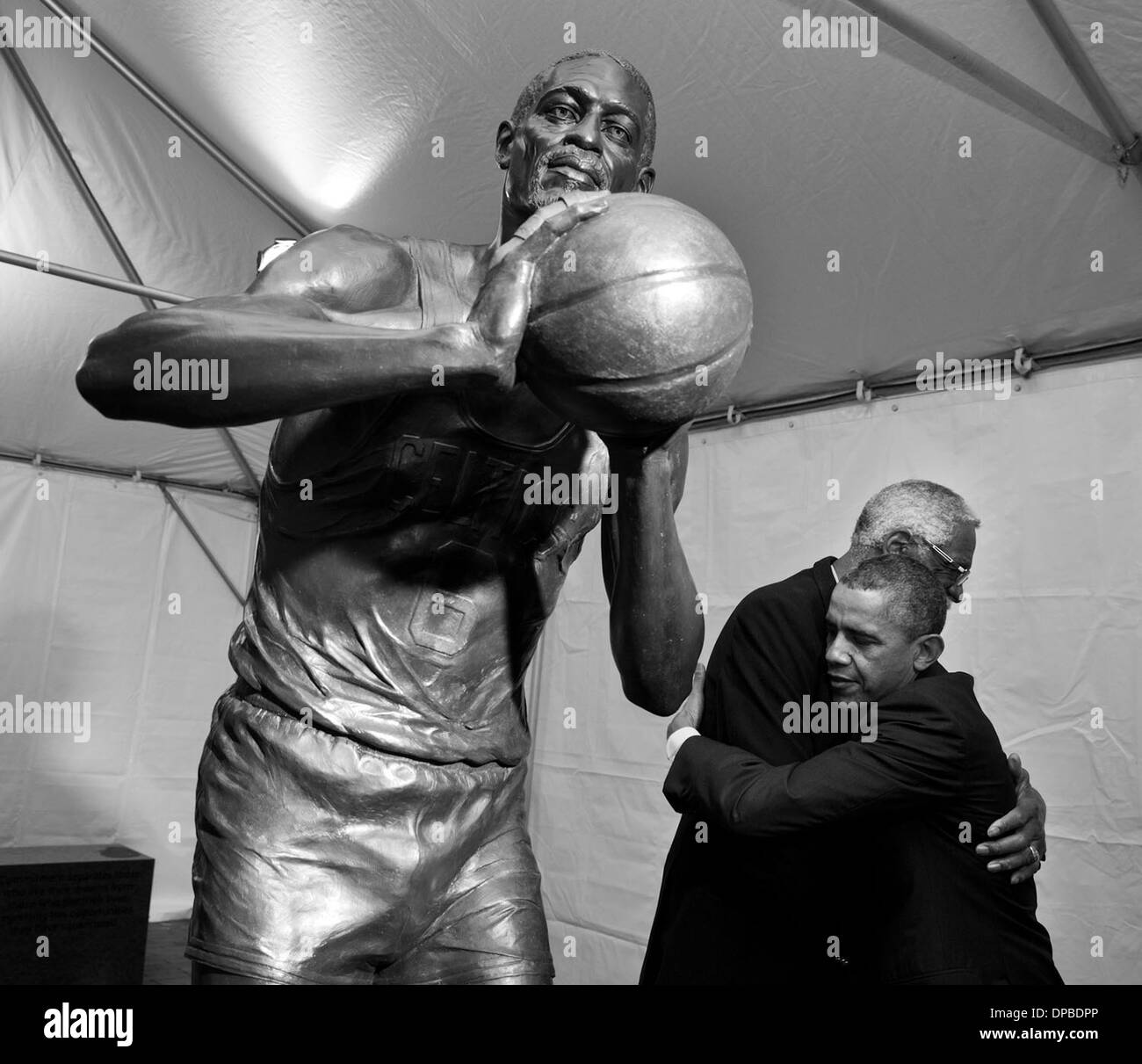 Le Président hugs ancien Boston Celtics Basketball Hall of Fame Bill Russell lors d'un arrêt pour voir la statue de Russell avant son dévoilement au City Hall Plaza à Boston Banque D'Images