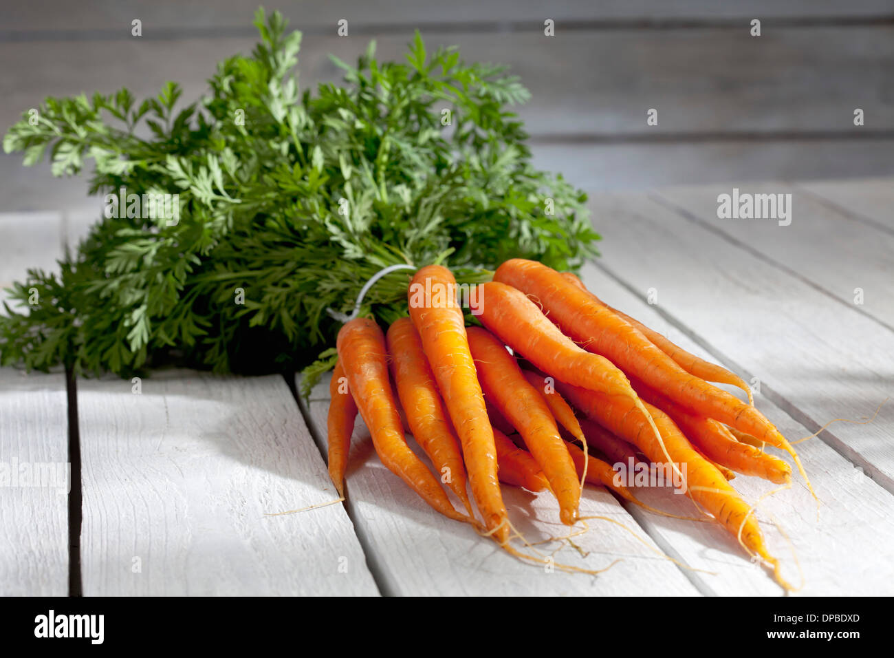 Botte de carottes sur table en bois Banque D'Images