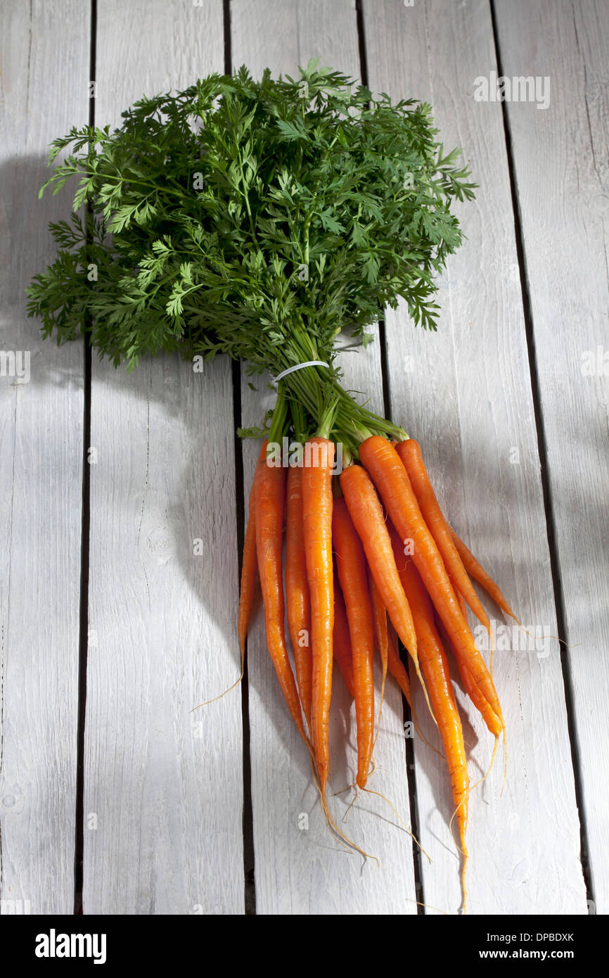 Botte de carottes sur table en bois Banque D'Images