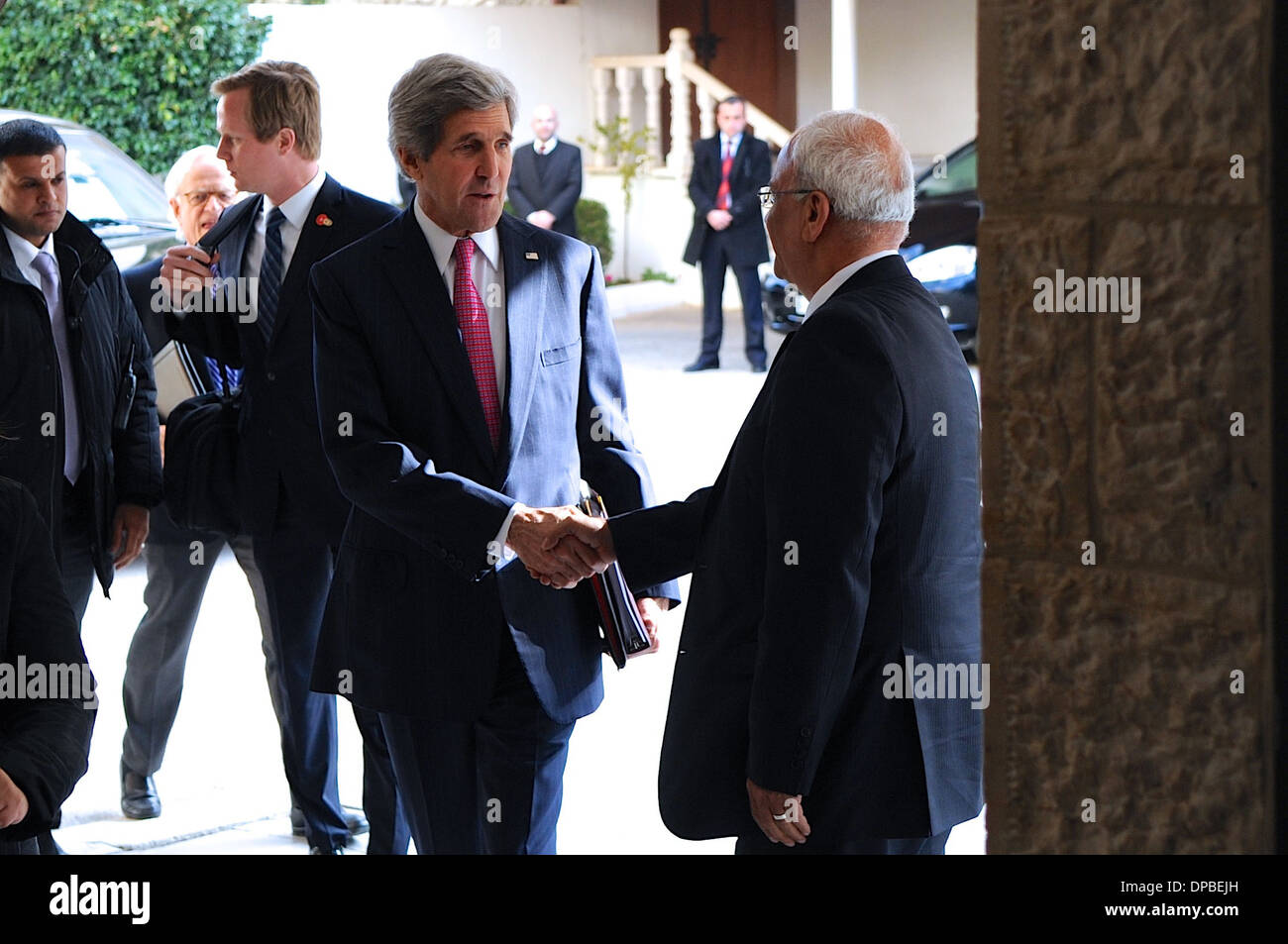 Kerry Secrétaire, négociateur Erekat saluent en Cisjordanie Banque D'Images