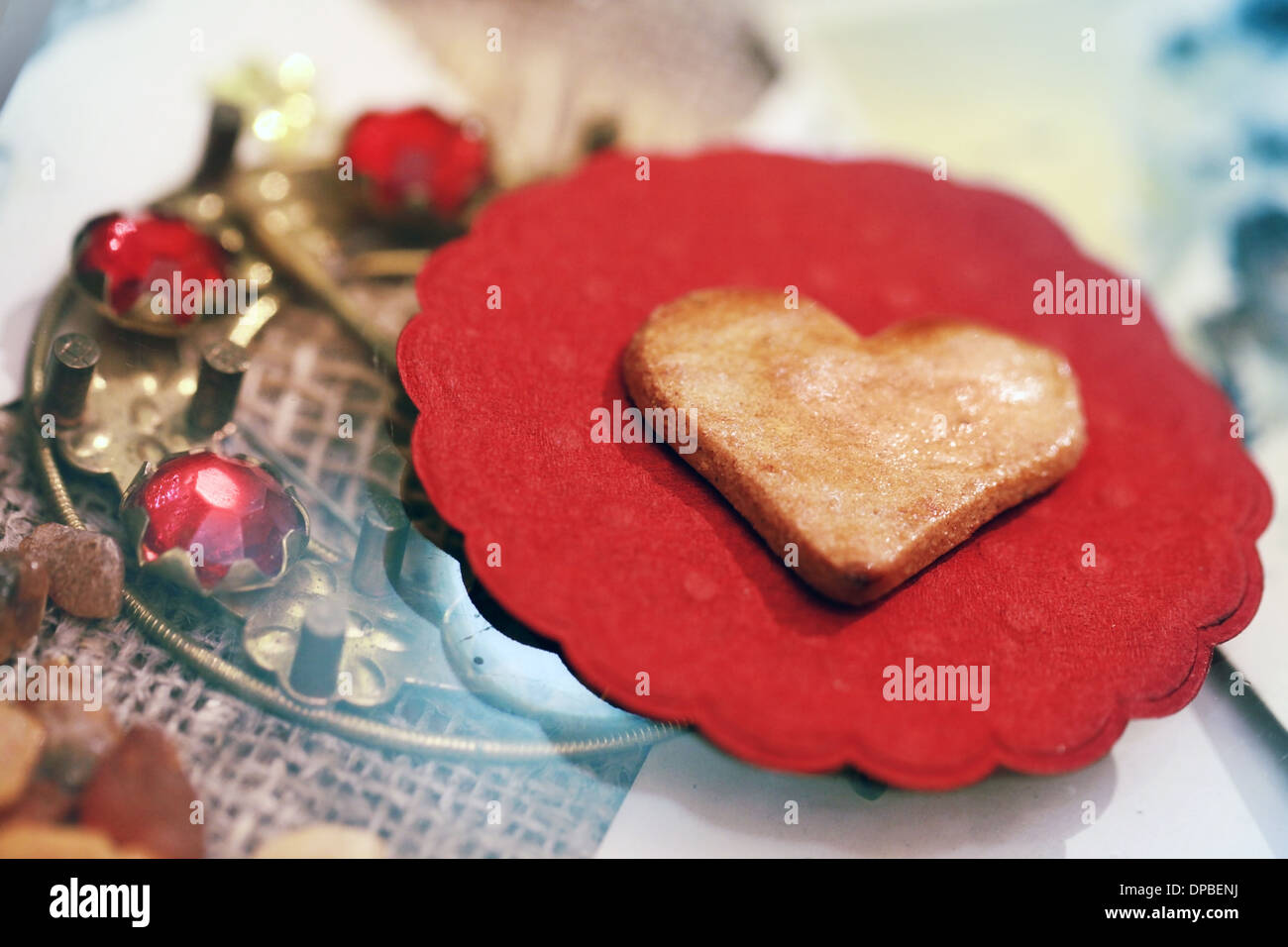Cadeaux Saint Valentin. Cookies en forme de cœur sur la petite serviette rouge Banque D'Images