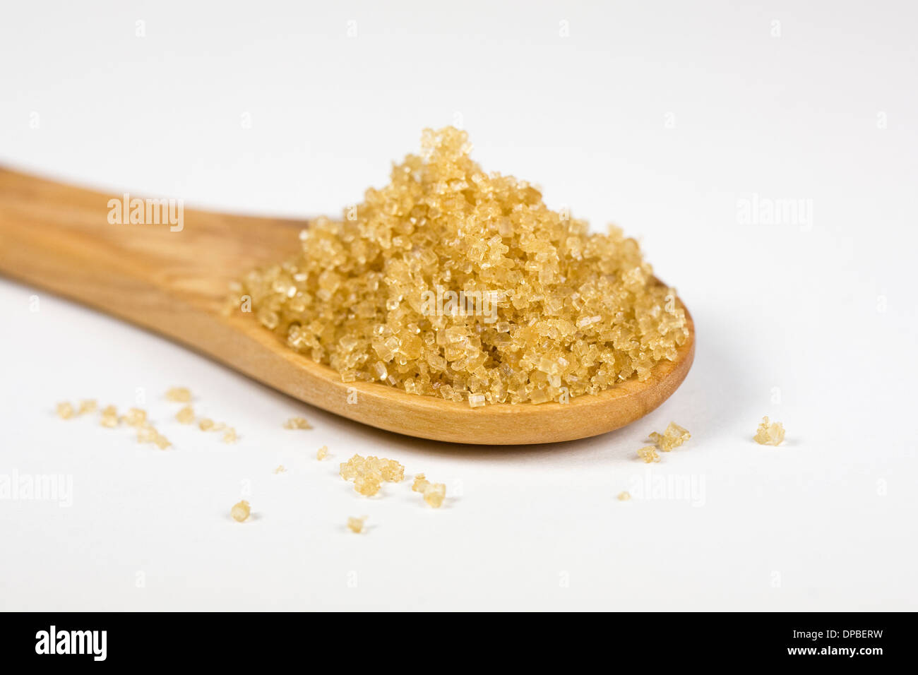 Sucre Demerara sur une cuillère en bois. Banque D'Images