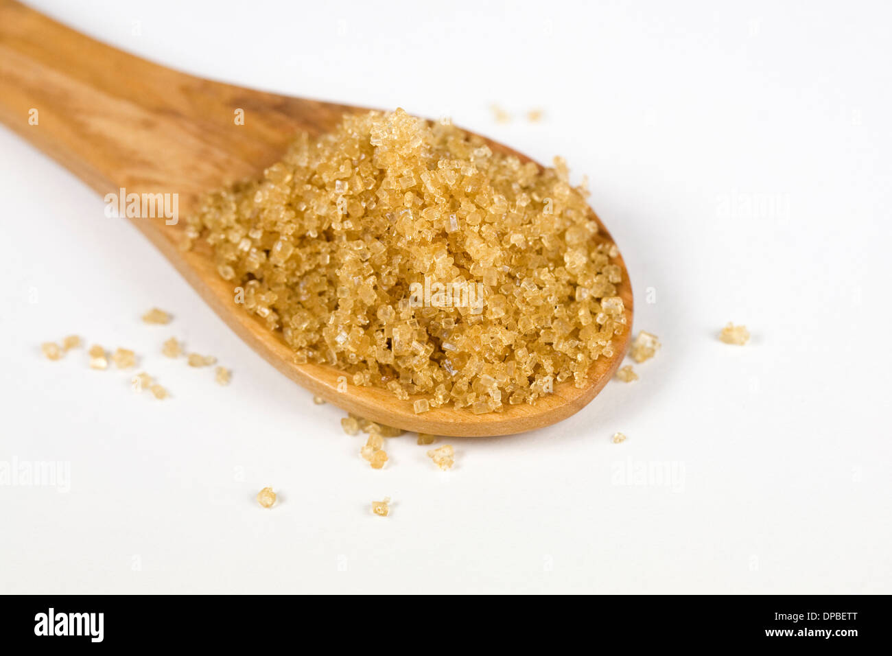 Sucre Demerara sur une cuillère en bois. Banque D'Images